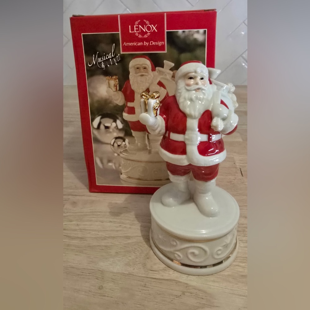 Lenox Musical Santa Figurine Porcelain Gold Trim Wonderland Wishes w/Box - Picture 4 of 9